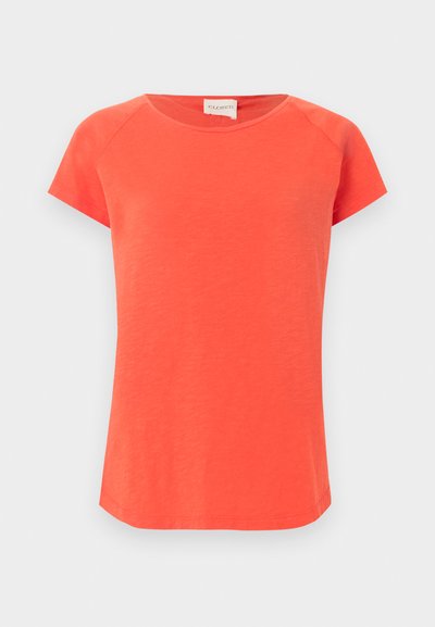 Απλό φωτεινό πορτοκαλί κοντομάνικο μπλουζάκι με στρογγυλή λαιμόκοψη και εμφανείς ραφές στους ώμους και τα μανίκια πάνω σε ανοιχτό φόντο.