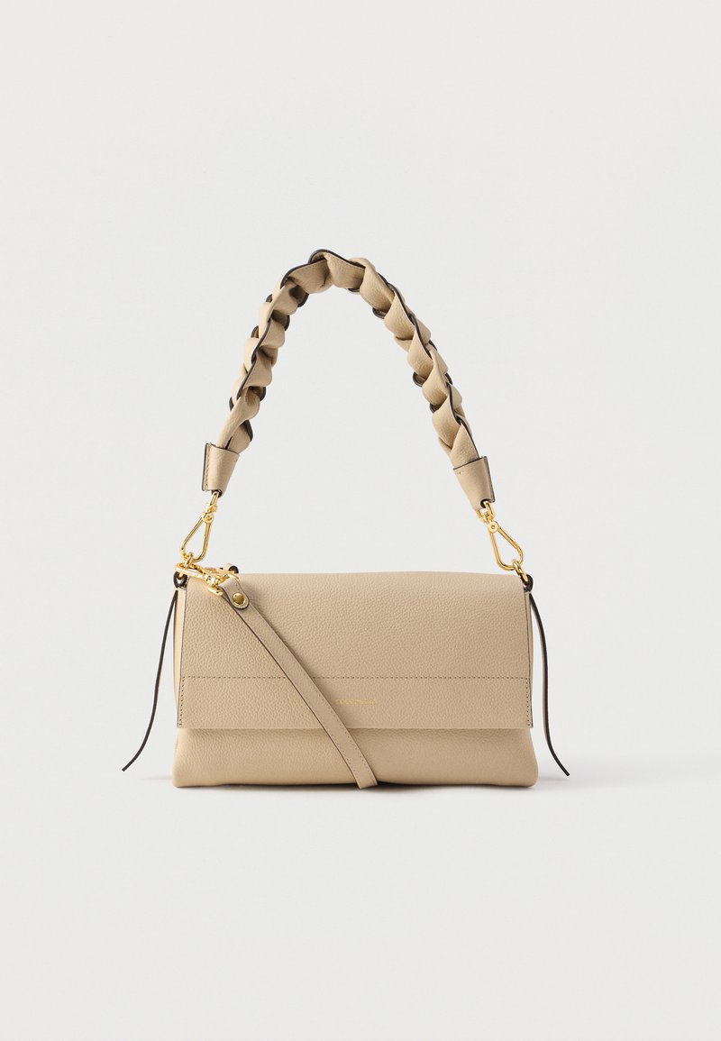 Smėlio spalvos odinė rankinė su tekstūruota apdaila, pynimo rankena ir auksinės spalvos detalėmis, taip pat reguliuojamu petnešėliu.