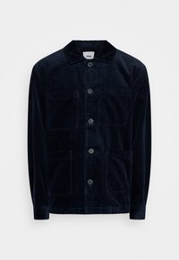 Chaqueta de pana azul marino con cuello, cierre frontal de botones, dos bolsillos en el pecho y dos bolsillos inferiores. Textura acanalada vertical en todo su diseño.