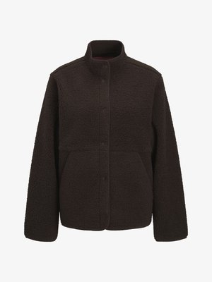 Brun fleecejakke med høy krage, med knappelukking og to sidelommer. Strukturert, mykt materiale med stikking.
