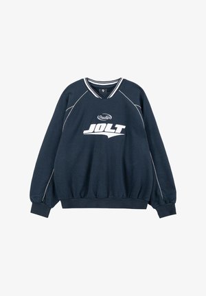 Granatowy długi rękaw bluzy z białym logo "Practice JOLT", dekolt w serek z paskowanym wykończeniem oraz białym przeszyciem wzdłuż rękawów i ramion.