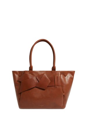 Bruine leren tote bag met een grote decoratieve strik aan de voorkant en twee handvatten.