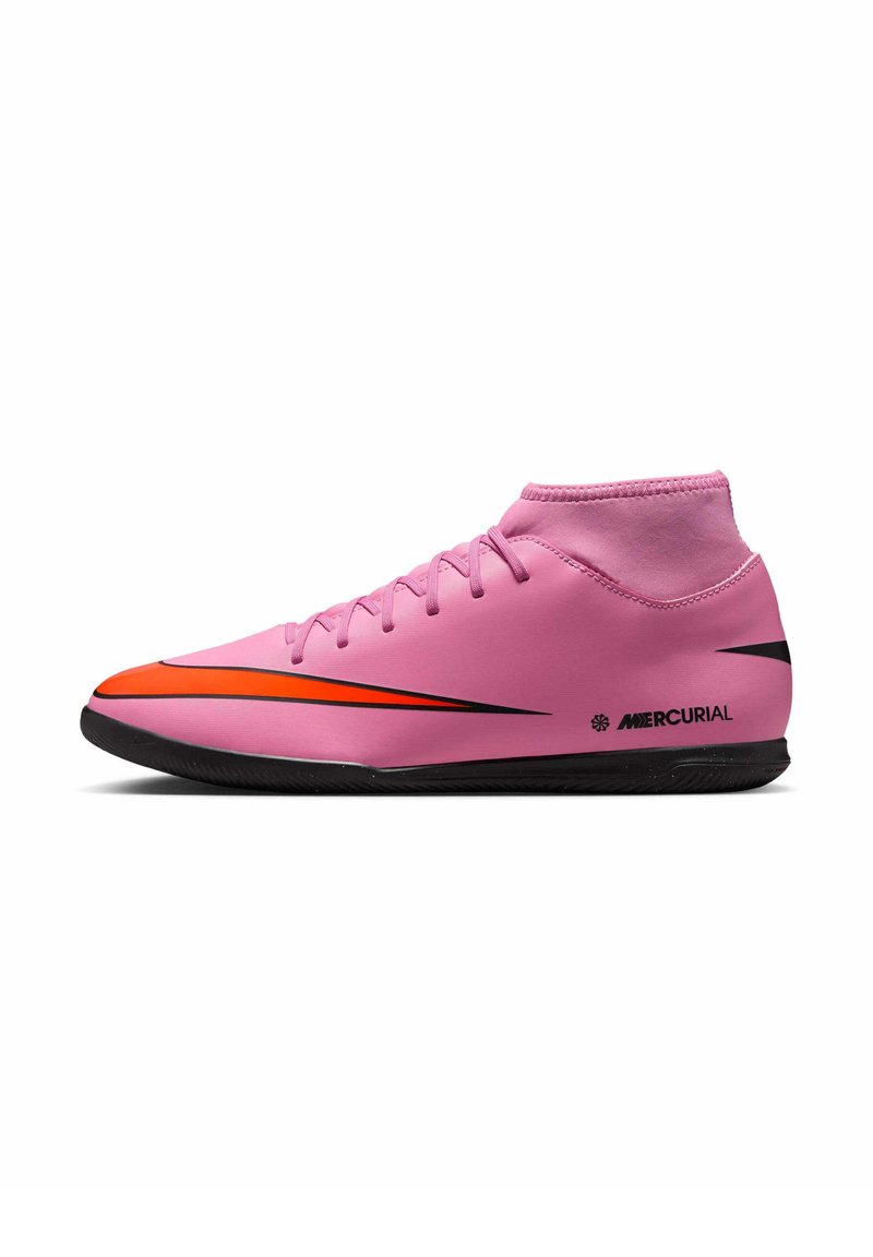 Rosa Nike Mercurial indendørs fodboldsko med orange og sort swoosh, høj krave og sort sål på hvid baggrund.
