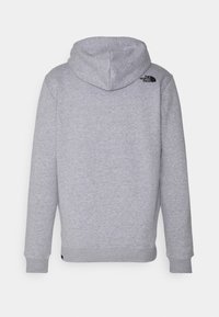 Vaaleanharmaa huppari, jossa on huppu, ribbireunat ja -helma, sekä pieni musta The North Face -logo oikealla yläselässä.