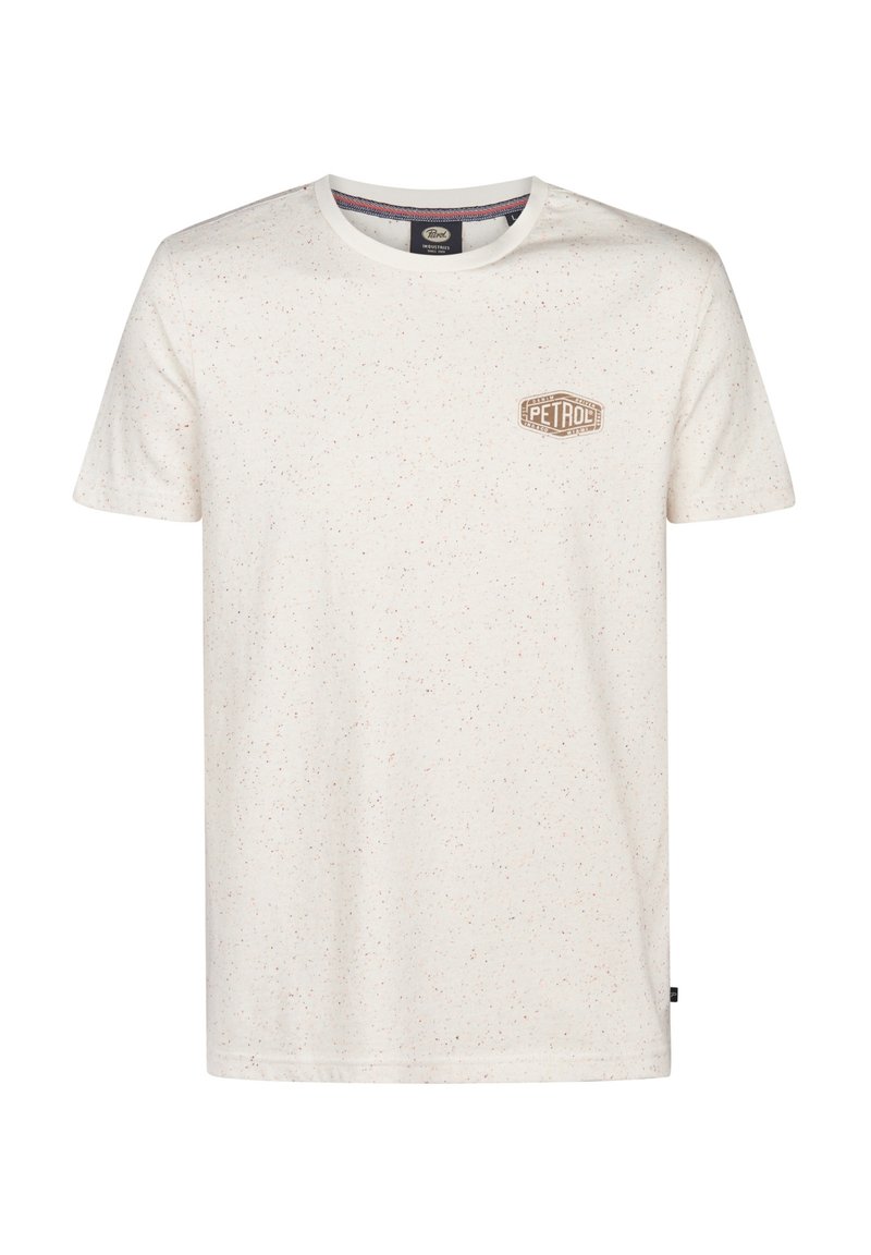 Lys beige t-shirt med en sprøjtet tekstur, korte ærmer, rund halsudskæring og et lille brunt logo på brystet.