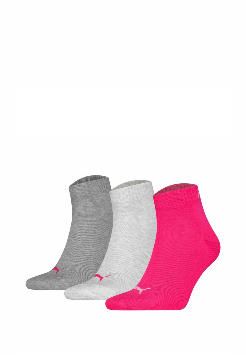 Tres pares de calcetines tobilleros: uno gris, uno blanco y uno rosa brillante. Cada uno cuenta con un puño acanalado y un pequeño logo de la marca en un color contrastante.