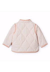 Vuorattu takki vaaleanpunaista väriltään, jossa on aallokkomalli. Ominaisuuksiin kuuluu mandariinikaulus, kontrastivärinen persikanvärinen reunus ja pitkät hihat. Pehmeä ja vuorattu rakenne.