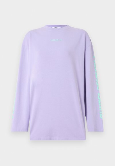 Μωβ μπλούζα μακρυμάνικη με λαιμόκοψη τύπου crewneck, με την επιγραφή "STIEGLITZ" στο στήθος και επιπλέον κείμενο κατά μήκος και των δύο μανικιών σε ανοιχτό μπλε.