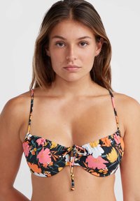 Čierny bikiny vrch s kvetinovým vzorom v ružovej, oranžovej a bielej farbe. Má nastaviteľné ramienka a volánové okraje. Veľkosť sa upravuje pomocou uviazaného detaile v strede.