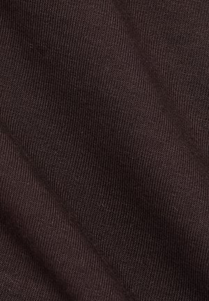 Ciemnobrązowa tkanina żebrowana z teksturowanymi liniami, ukazująca gładką, elastyczną jakość z jednolitym wzorem na całej powierzchni.