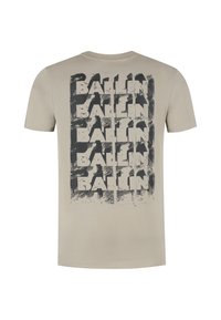Beige katoenen t-shirt met korte mouwen, met een zwarte grafische print van het woord "BALLIN" in een herhaalde, versleten stijl op de rug.