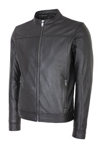 Chaqueta de cuero negro con cuello alzado, cremallera frontal, dos bolsillos laterales y un corte entallado. Textura suave con detalles de diseño minimalista.