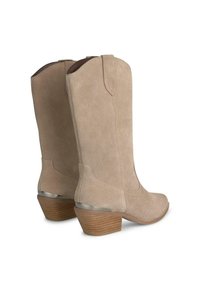 Beżowe zamszowe kowbojki z wysmuklonym noskiem i warstwowym drewnianym obcasem, z metallicznym akcentem na obcasie oraz starannie wykonanymi detalami szycia.