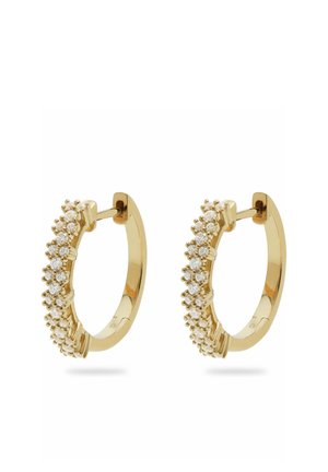 Goldene Creolen mit einer strukturierten Reihe kleiner runder weißer Steine an der vorderen Außenseite, gesichert durch einen Stecker- und Klappverschluss.