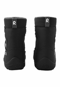 Czarne wodoodporne buty z wysokim kołnierzem, teksturowaną cholewką, akcentem z logo na tyle i wytrzymałymi podeszwami, które zapewniają lepszą przyczepność i trwałość.