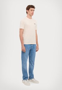 EA7 Emporio Armani TRAIN CORE TEE - Základné tričko - whitecap gray