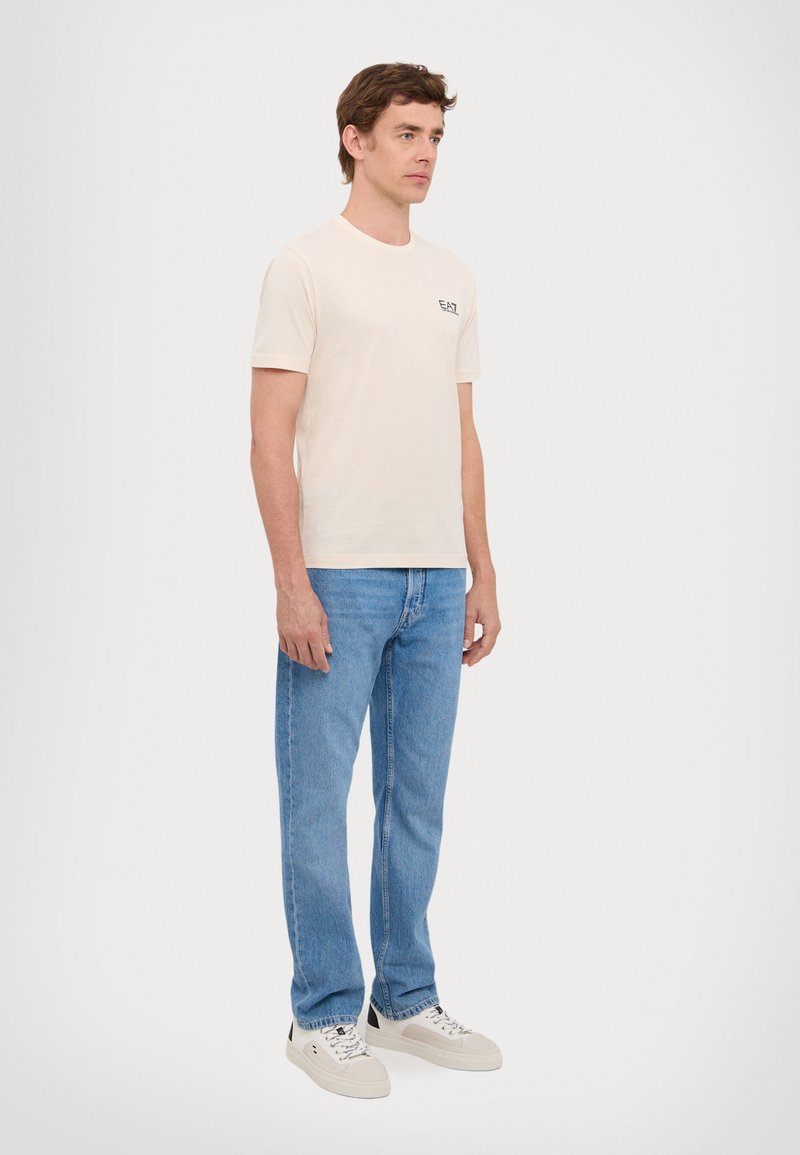 EA7 Emporio Armani TRAIN CORE TEE - Základné tričko - whitecap gray