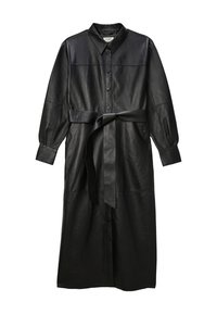 Robe chemise en cuir noir avec manches longues, fermeture à boutons sur le devant et une ceinture assortie. Elle présente un col, une texture lisse et une coupe ajustée.