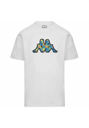 T-shirt bianca a maniche corte con una silhouette astratta colorata di due persone sedute schiena contro schiena al centro del petto.