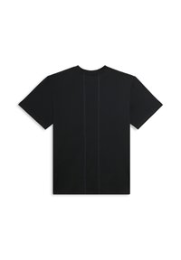 Camiseta negra de algodón con mangas cortas, cuello redondo y detalle de costura en azul contrastante que corre verticalmente por el centro de la espalda.