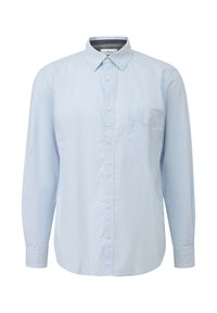 Jasnoniebieska koszula z długim rękawem wykonana z teksturowanej tkaniny, z kołnierzykiem na guziki, kieszenią na przodzie oraz prostym dołem z zapięciem na guziki.