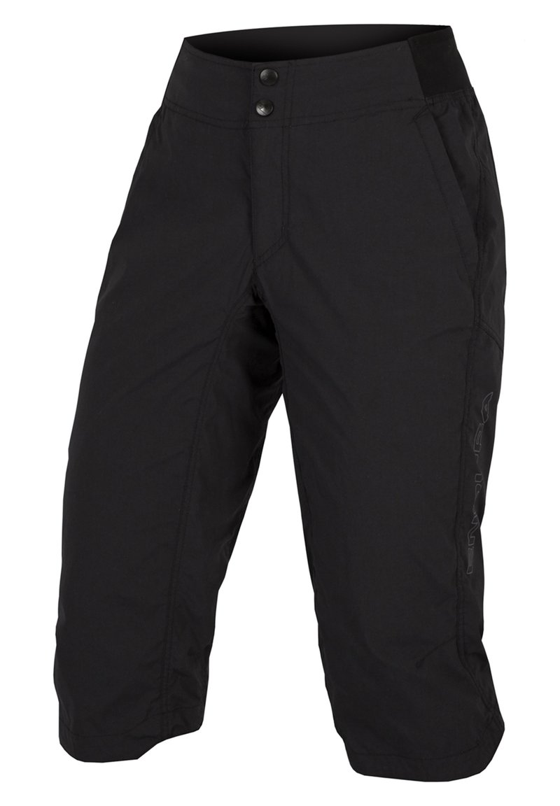 Schwarze, knielange Shorts aus leichtem Stoff. Sie haben eine glatte Textur, zwei Knöpfe am Bund und Eingrifftaschen an den Seiten.