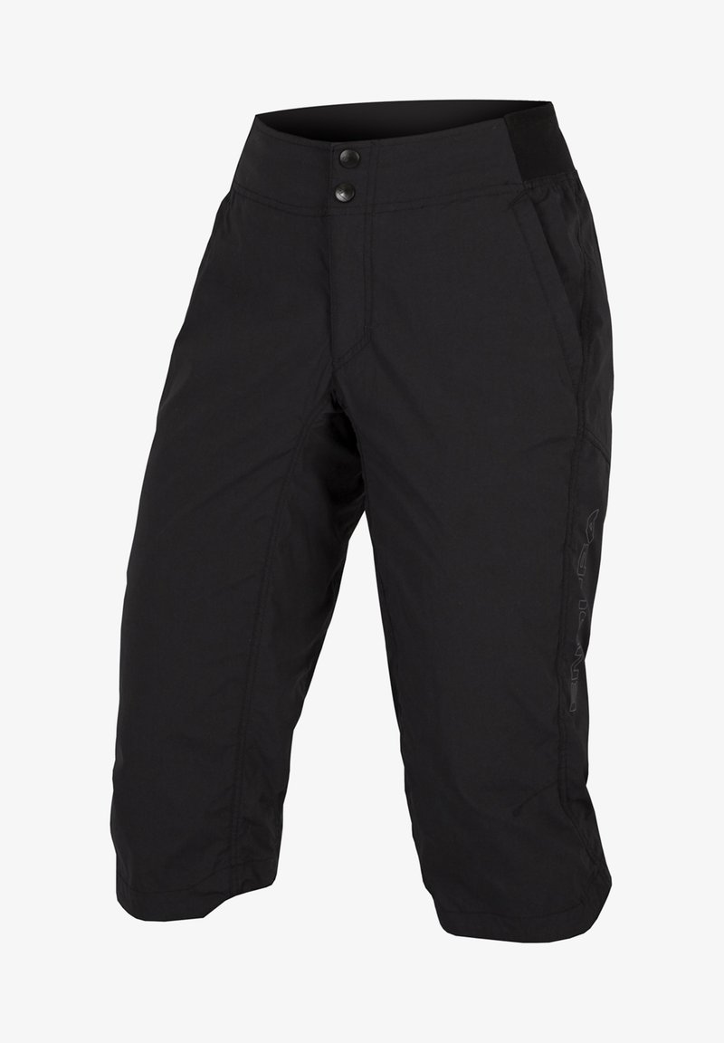 Schwarze, knielange Shorts aus leichtem Stoff. Sie haben eine glatte Textur, zwei Knöpfe am Bund und Eingrifftaschen an den Seiten.