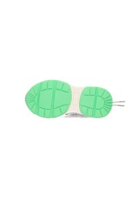 Sole di scarpa con una suola in gomma verde, caratterizzata da motivi rettangolari e sezioni testurizzate per una migliore aderenza, collegata a un sottopiede bianco.