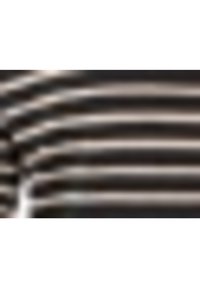 Svart och beige randig tyg med en slät textur, med horisontella vågiga linjer som skapar ett mönster över ytan.