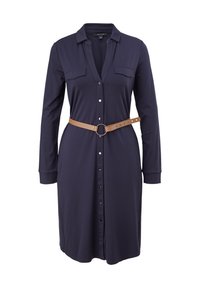 Robe bleu marine à boutons avec manches longues, deux poches poitrine et une taille ceinturée marron avec une boucle en métal circulaire. Tissu doux et lisse.