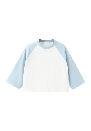 Bela majica z okroglim ovratnikom, svetlo modrimi raglan rokavi in ovratnikom v enakem odtenku, položena ravno na belem ozadju.