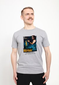 Grå bomullströja med en grafisk filmplansch för "Escape from New York", med livliga färger och fet text i botten.