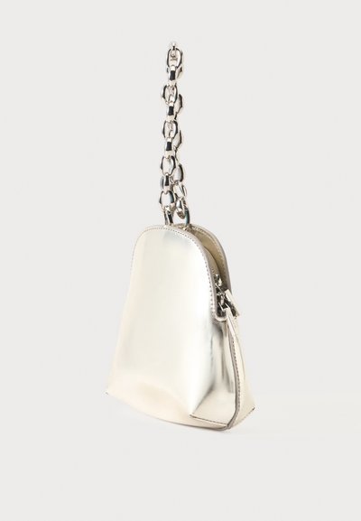 Petit sac à main métallique argenté avec une bandoulière en chaîne argentée et une fermeture éclair, présenté sur un fond gris clair uni.