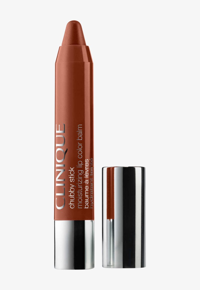 Baume à lèvres hydratant Clinique Chubby Stick en teinte marron chaud avec un capuchon argenté placé à côté sur un fond blanc.