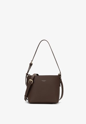 Ruskea nahkainen olkalaukku, jossa on teksturoitu pinta, säädettävä hihna ja kultasävyiset yksityiskohdat. Laukku on yksinkertainen ja suorakulmainen muoto.