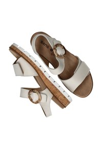 Witte leren sandalen met kurken zool, voorzien van een ronde decoratieve gesp en twee verstelbare straps. Zachte voetbed voor comfort.