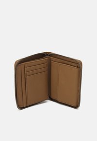 Braune Lederbörse mit Reißverschluss, mehreren Kartenfächern und einem glatten, strukturierten Innenraum. Offenes Design für einfachen Zugang zu den Inhalten.