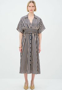 Vestido a rayas en azul marino y beige, con cuello, mangas cortas, cintura elástica y cierre frontal de botones. Tela suave.