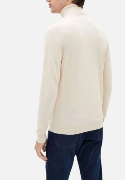 Maglione beige a collo alto con maniche lunghe, texture liscia, polsini e bordo a costine, indossato su jeans scuri. Vista posteriore del capo.