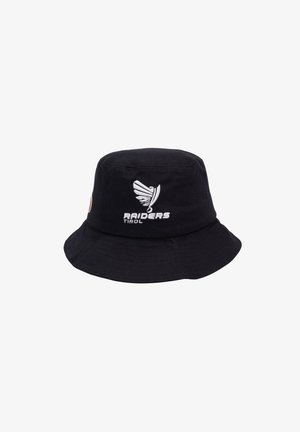 Sort bucket hat lavet af bomuld med bred skygge. Har hvidt broderet logo og teksten "RAIDERS TIROL" på forsiden. Mat tekstur.