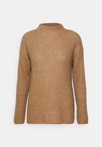 Maglione a maglia marrone chiaro con colletto alto, maniche lunghe e texture a coste. Presenta un sottile dettaglio con etichetta laterale.