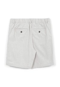 Helle graue Shorts aus einem Stoff mit feinem Nadelstreifenmuster. Mit einem elastischen Bund und zwei Gesäßtaschen mit schwarzen Knöpfen.