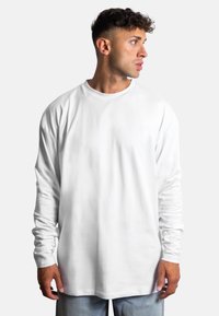 Langärmliges weißes T-Shirt mit Rundhalsausschnitt, lässigem Schnitt und weichem Stoff. Das Shirt hat ein minimalistisches Design mit glatter Textur.