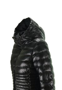 Giubbotto imbottito trapuntato nero con cappuccio, colletto alto e zip frontale, mostrato di lato su uno sfondo bianco.