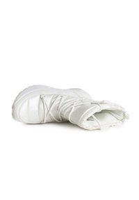 Botín de tobillo acolchado blanco con cordones elásticos, material brillante y suela de goma texturizada. Punta redondeada y forro interior suave.
