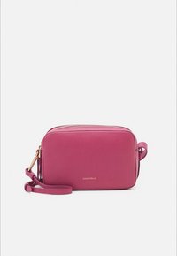 Roza usnjena torbica čez telo z teksturirano površino, z zadrgo na vrhu in nastavljivim trakom. Ima kovinske poudarke in logotip.