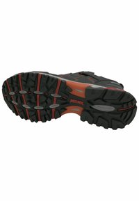 Schwarze und rote Außensohle für Schuhe mit einem strukturierten, robusten Design, tiefen Profilen, verstärkten Bereichen und einem auffälligen Markenlogo.