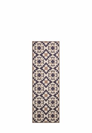 Tappeto rettangolare stretto con motivi geometrici ripetuti in grigio scuro, beige e marrone che formano forme di stelle e cuori su uno sfondo chiaro.