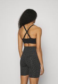 Nike Performance W DF INDY  - Vidēja atbalsta sporta krūšturis - black/dark smoke grey