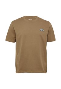 Bruine t-shirt met korte mouwen met een kleine beige en zwarte vintage auto patch op de linker borst, ronde hals en een eenvoudig ontwerp.